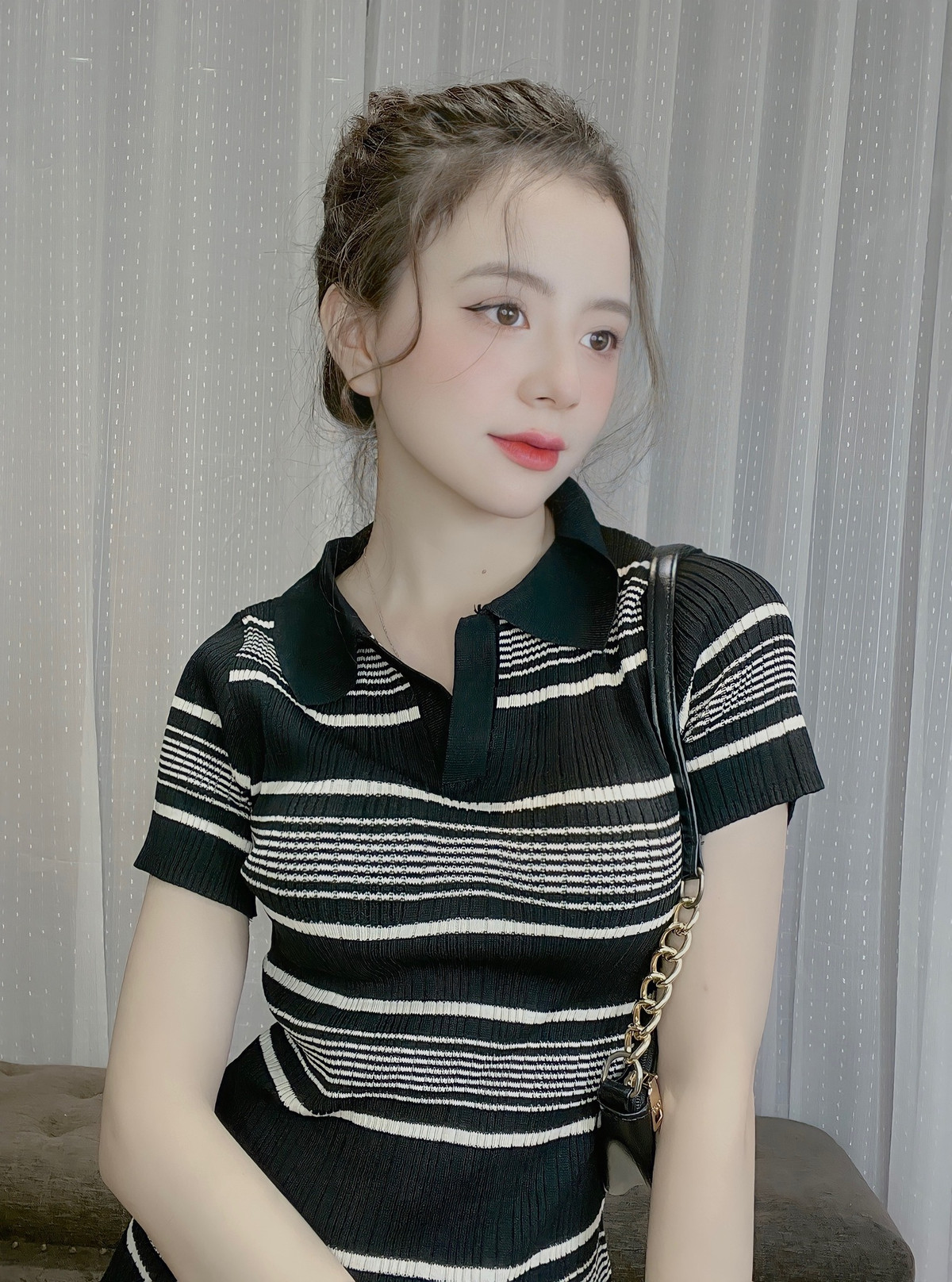 Ngoài thời gian học trên lớp cô còn là người mẫu ảnh tự do cho các cửa hàng thời trang, các studio ảnh ở Hà Nội.