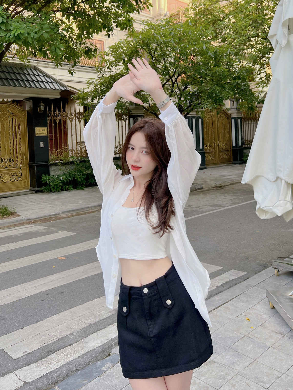 Triệu Thị Nhung còn có biệt danh là Nhung Tây nhờ sở hữu vẻ ngoài xinh đẹp tựa búp bê, sống mũi cao như nhiều hot girl ngoại quốc.