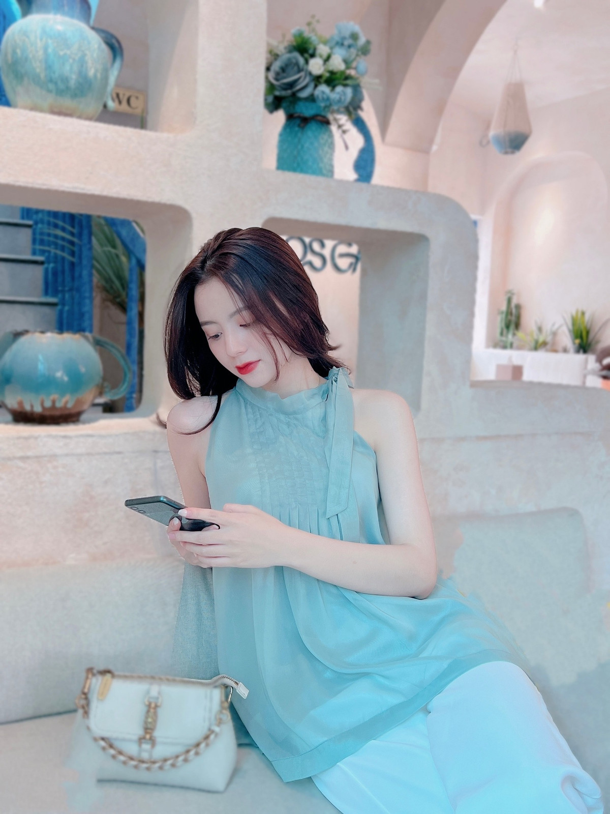 Cư dân mạng cũng phải "đổ gục" với thần thái kết hợp thân hình quyến rũ của Nhung.