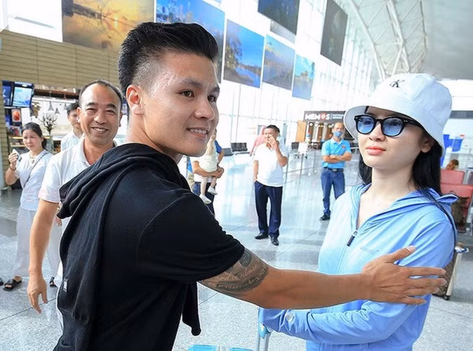 Dẫu yêu xa song bạn gái Quang Hải được cho có cách thể hiện tình cảm khá tinh tế với chàng cầu thủ dù cả hai đang yêu xa.