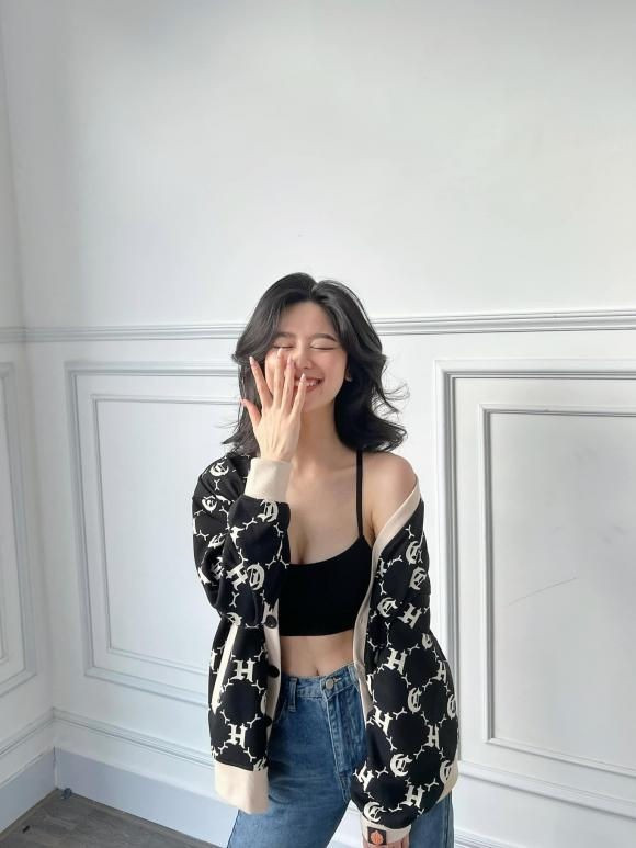 Cô thường xuyên chụp hình cận với những style "quên" áo ngực, mặc áo tắm hay nội y... khoe thềm ngực hấp dẫn.