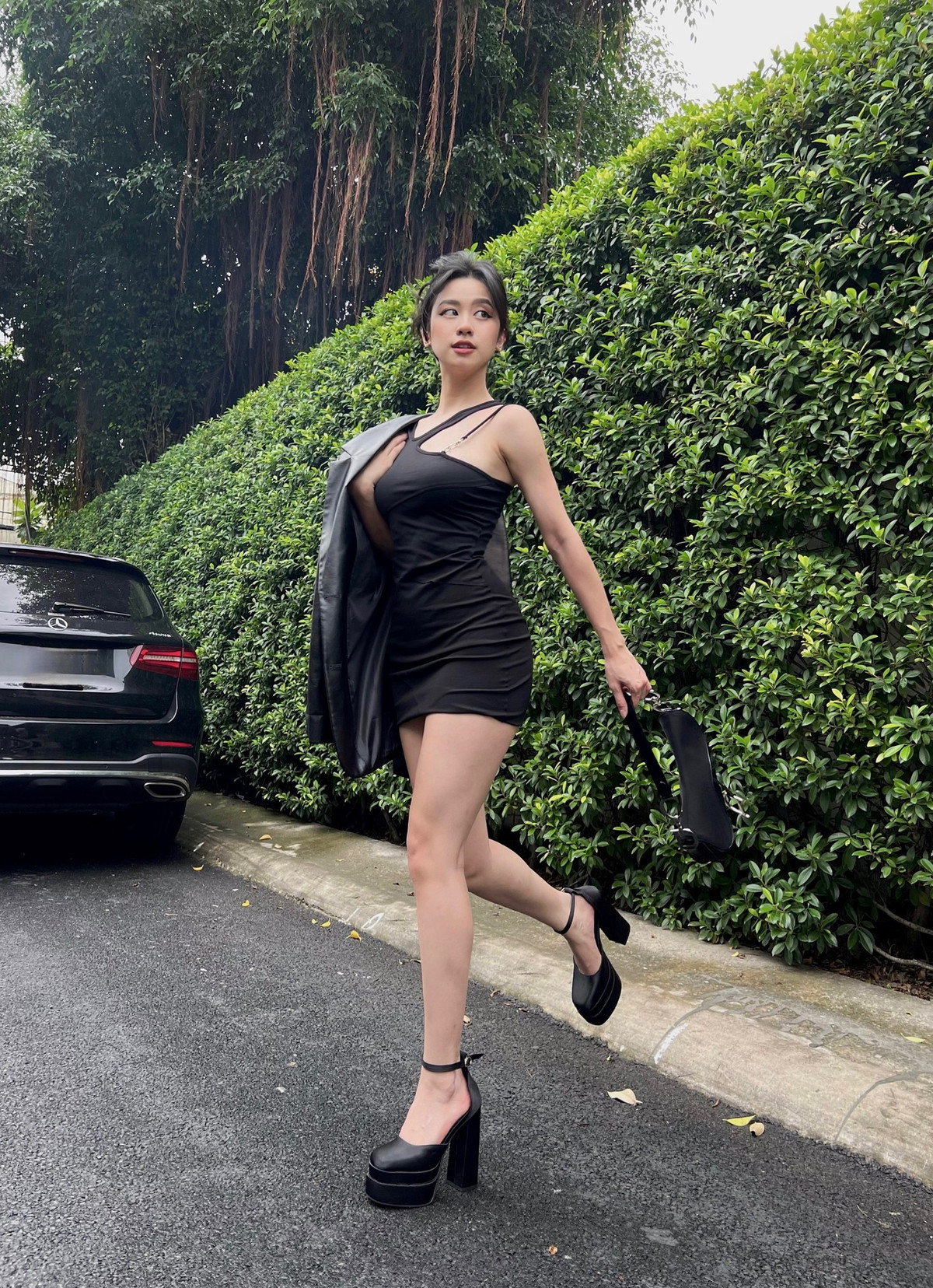 Cô nàng cũng rất ăn hình, thường xuyên diện đồ gợi cảm, cúp ngực để khoe lợi thế cơ thể.