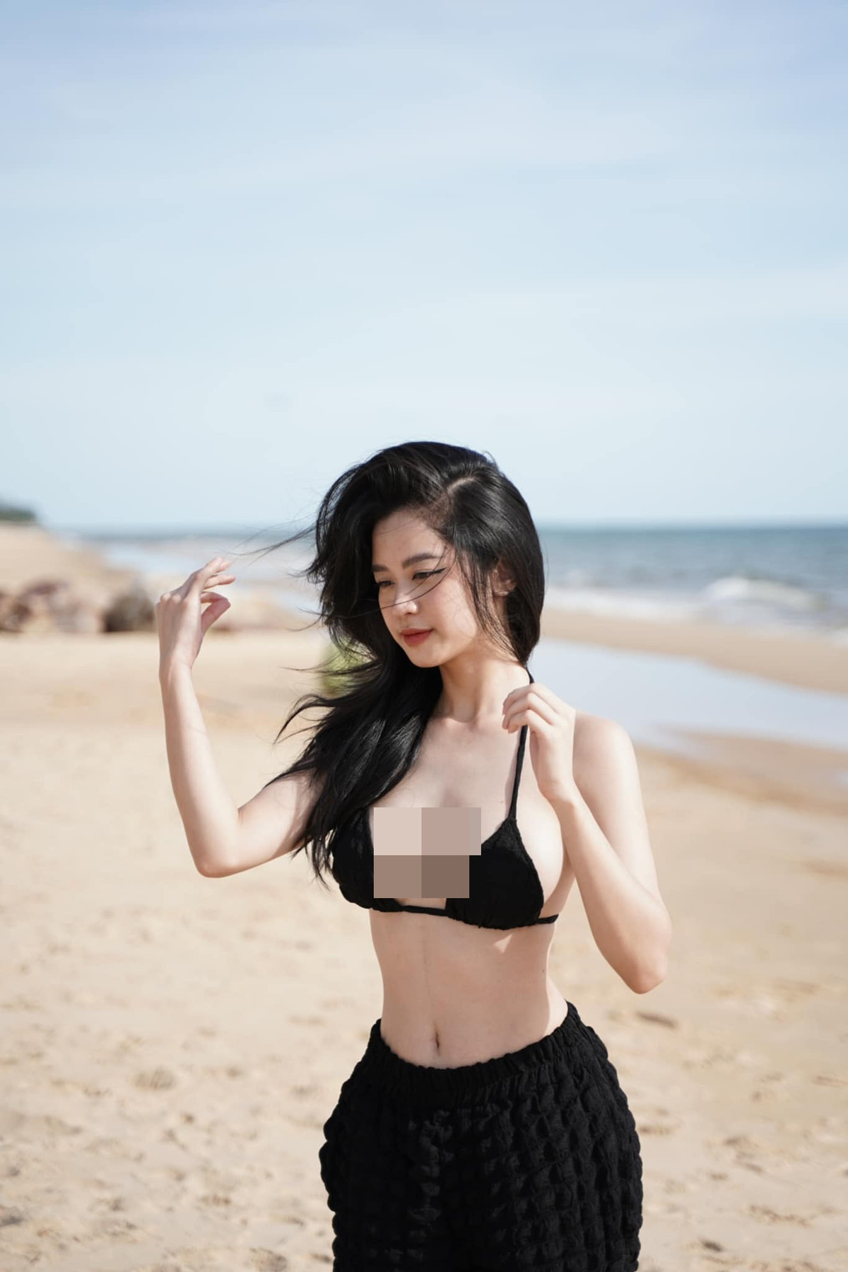 Trong loạt ảnh mới đây, Hàn Hằng diện áo bikini nhỏ xíu, phô vòng một căng tràn. Gương mặt lại xinh như búp bê và body nóng bỏng bảo sao Huyme lại mê mệt.