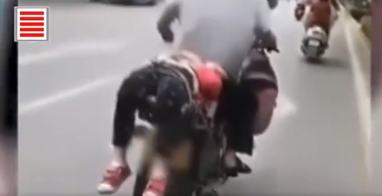 Người đăng tải clip cho biết, người đàn ông chính là bố đứa trẻ và đang chở con gái đi học. Vì không chịu đi học nên không còn cách nào khác anh đành trói bé vào xe máy và chở đến trường.