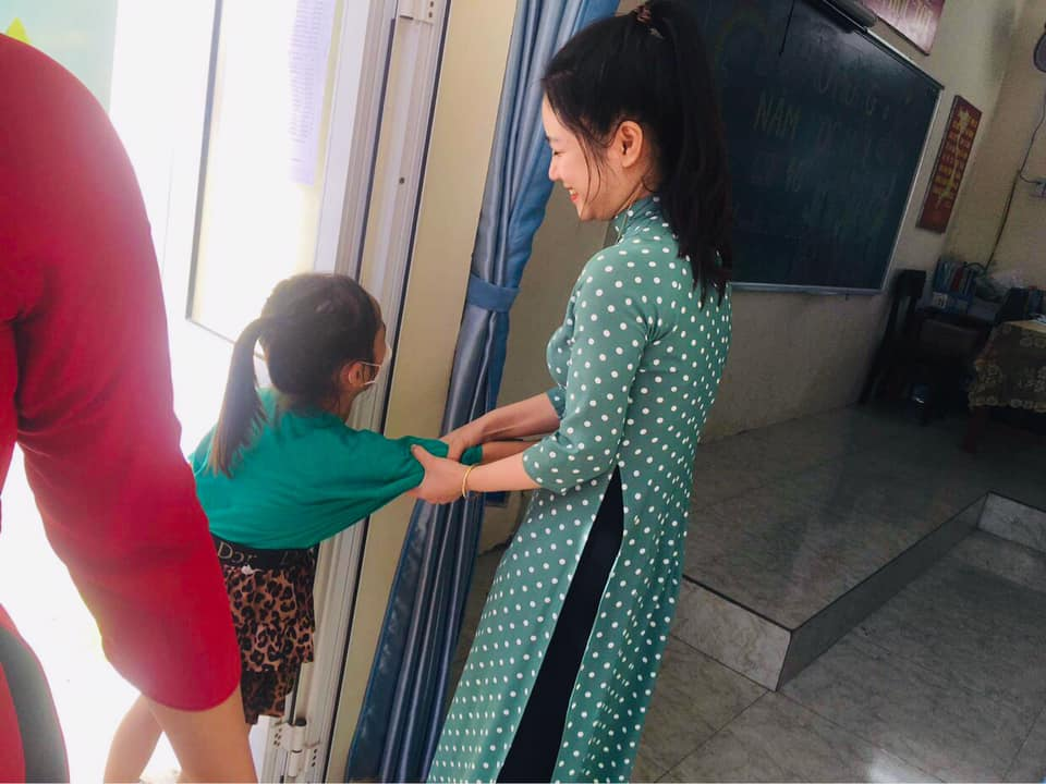 Dù dỗ thế nào, các em cũng không chịu nghe. Nhiều phụ huynh và các cô đã phải dùng biện pháp mạnh.