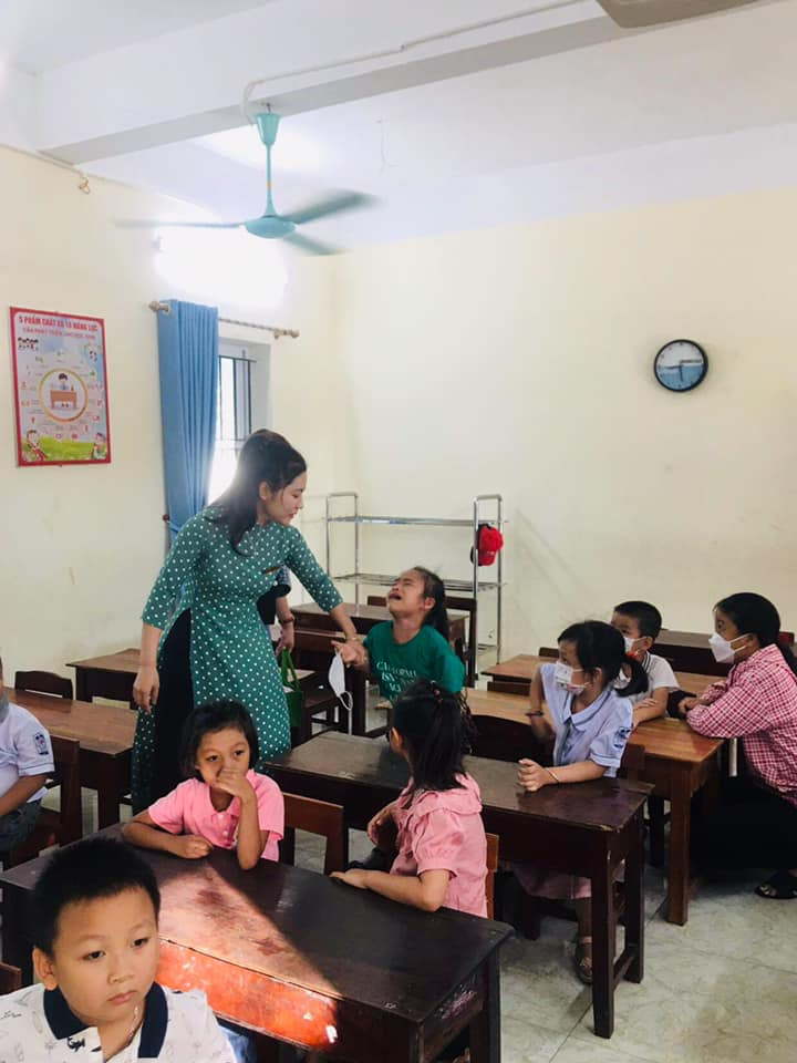 Ngay sau khi hình ảnh ngày đầu tiên đi học trong nước mắt của các bé được chia sẻ đa số mọi người đều cảm thấy vừa thương, vừa buồn cười vì bản thân mình cũng từng "khóc cạn nước mắt" khi rời xa cha mẹ để bước chân đến một môi trường hoàn toàn mới. Ảnh: Tổng hợp Facebook