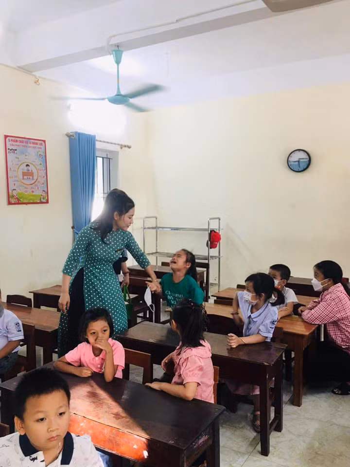 Ngay sau khi hình ảnh ngày đầu tiên đi học trong nước mắt của các bé được chia sẻ đa số mọi người đều cảm thấy vừa thương, vừa buồn cười vì bản thân mình cũng từng "khóc cạn nước mắt" khi rời xa cha mẹ để bước chân đến một môi trường hoàn toàn mới. Ảnh: Tổng hợp Facebook