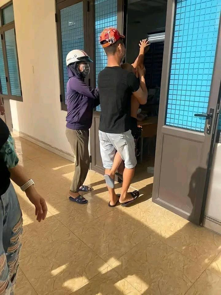 Trên MXH đã xuất hiện không ít khoảnh khắc vật lộn của các ông bố, bà mẹ khi đưa con đi học.