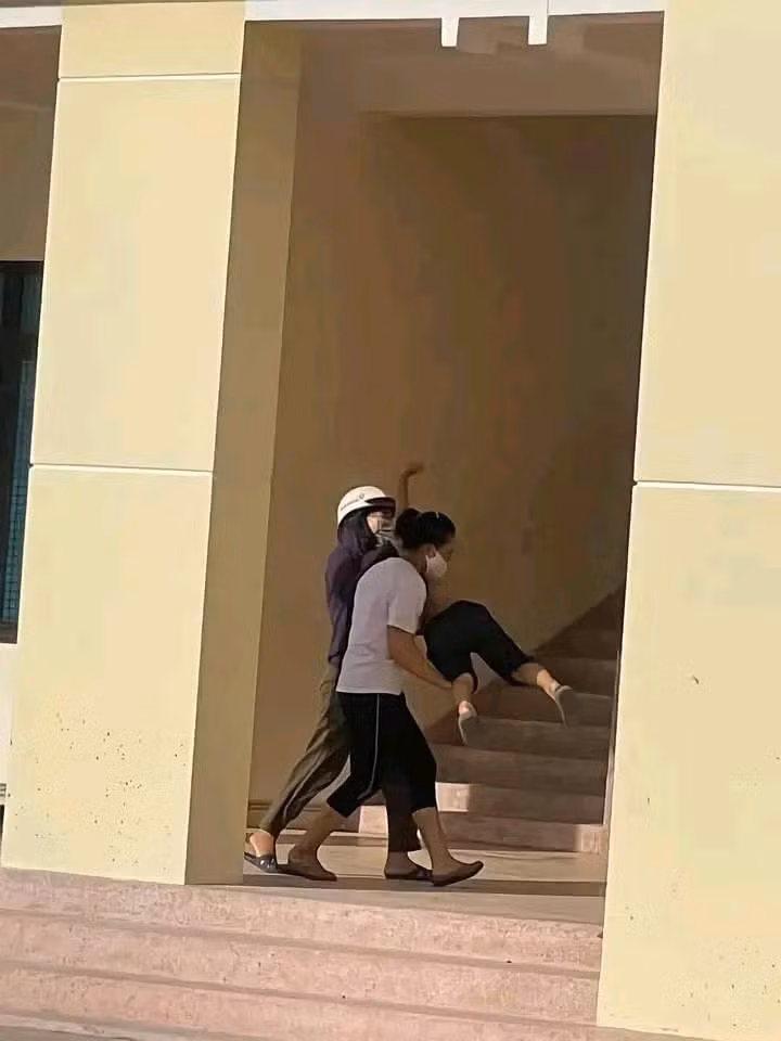 Việc đi học đối với các bạn nhỏ luôn là điều khó khăn với các ông bố, bà mẹ. Ai cũng biết việc dậy sớm để chuẩn bị đi học vốn là một “cực hình” đối với các bạn trẻ đã quen thói “ngủ nướng” trong suốt thời gian nghỉ hè thanh thơi. Và còn “đắng lòng” hơn nếu đó là lũ nhóc lần đầu tiên đến lớp.