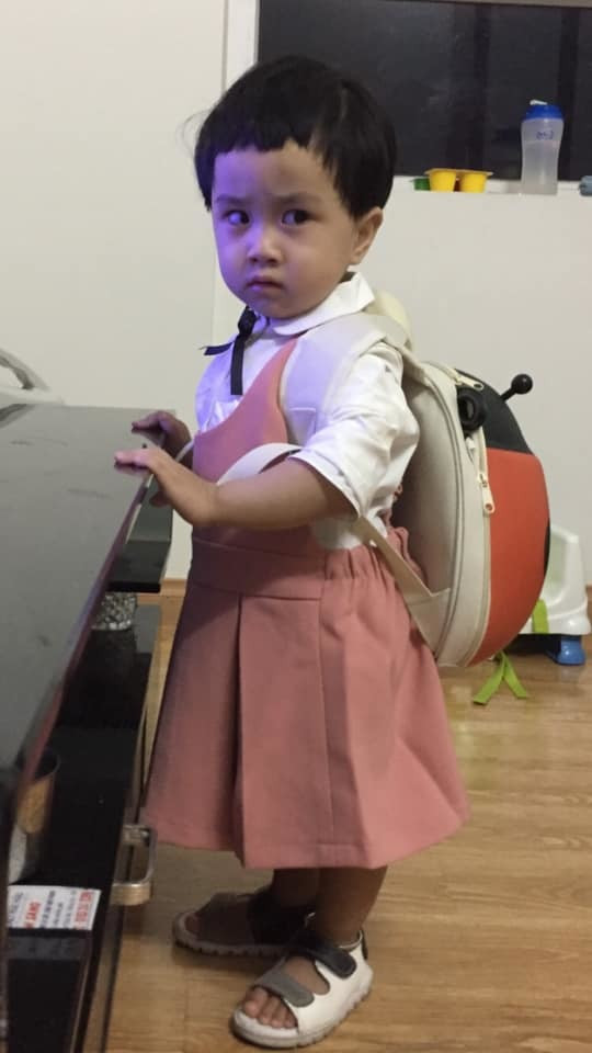 Dù các cô giáo hết lời nịnh nọt, dỗ dành, các bé vẫn cương quyết không chịu buông tay cha mẹ. Các em đều tỏ ra vô cùng quyến luyến, mặt mếu máo và liên tục khóc nức nở.