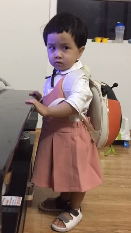 Dù các cô giáo hết lời nịnh nọt, dỗ dành, các bé vẫn cương quyết không chịu buông tay cha mẹ. Các em đều tỏ ra vô cùng quyến luyến, mặt mếu máo và liên tục khóc nức nở.