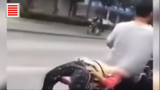 Mới đây, trên mạng xã hội lan truyền đoạn clip ghi lại cảnh ông bố không đội mũ bảo hiểm chạy xe máy trên đường. Phía sau, một bé gái đang bị trói nằm ngửa, chân buông xuống đuôi xe.