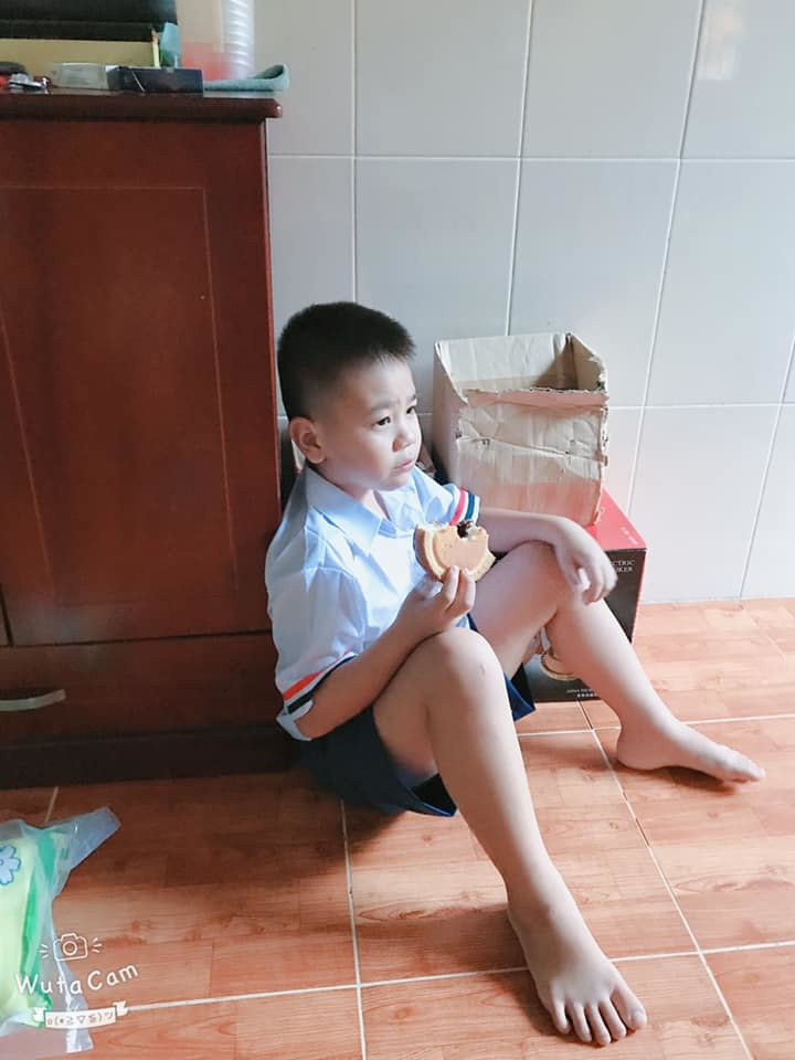 Những gương mặt ấy còn lộ rõ vẻ thẫn thờ như “mất sổ gạo”, rồi khóc mếu chẳng muốn tới lớp, gặp cô giáo rồi vẫn “không cảm xúc”,… trông vừa thương vừa buồn cười.