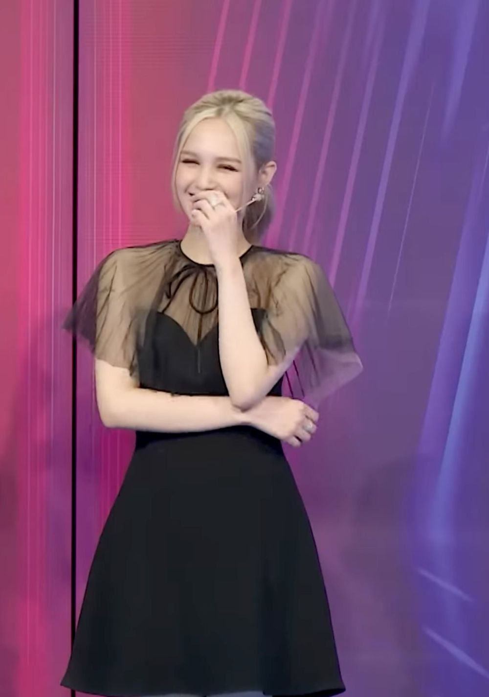 Mới đây, hot girl Xoài Non vừa góp mặt tại một gameshow cùng cô bạn thân Misthy. Ngay khi xuất hiện, cô nàng nhanh chóng gây chú ý trước nhan sắc xinh đẹp qua ống kính nhà đài.