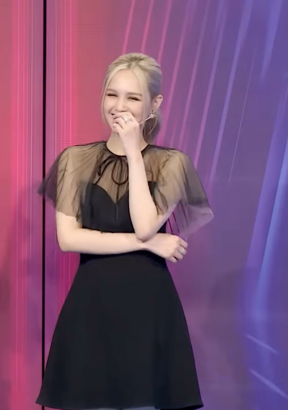 Mới đây, hot girl Xoài Non vừa góp mặt tại một gameshow cùng cô bạn thân Misthy. Ngay khi xuất hiện, cô nàng nhanh chóng gây chú ý trước nhan sắc xinh đẹp qua ống kính nhà đài.