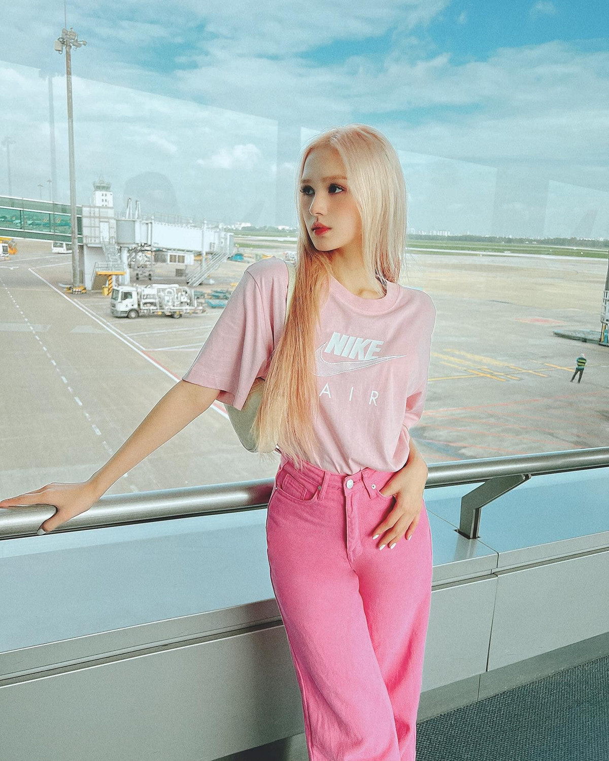 Diện mạo mới của bà xã Xemesis được khen ngợi tựa "búp bê sống". Người hâm mộ cũng ví cô như Rosé (BLACKPINK) phiên bản Việt bởi phong cách có phần na ná nhau. Ảnh: FBNV