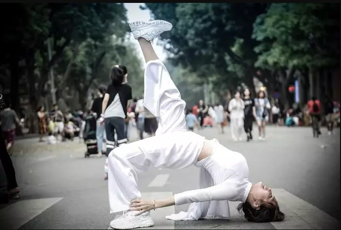 Hình ảnh một cô gái mặc áo dài nhảy hip-hop được đăng tải trên mạng xã hội, thu hút nhiều bình luận. Rất nhiều bình luận chỉ trích hành động diện áo dài và nhảy hip-hop của cô gái quá phản cảm, không hợp với trang phục truyền thống.
