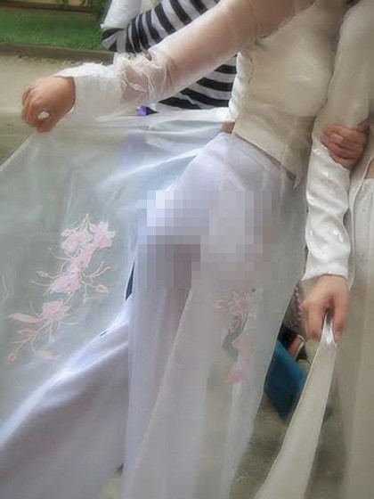 Áo dài vốn được biết đến là trang phục truyền thống của Việt Nam, tuy nhiên nhiều nữ sinh hiện nay lại mặc bộ trang phục này với các cách quá phản cảm.