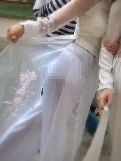 Áo dài vốn được biết đến là trang phục truyền thống của Việt Nam, tuy nhiên nhiều nữ sinh hiện nay lại mặc bộ trang phục này với các cách quá phản cảm.