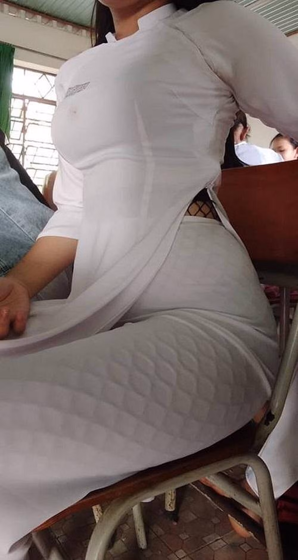 Dien ao dai trang, nhieu nu sinh gay nhuc mat vi phan cam