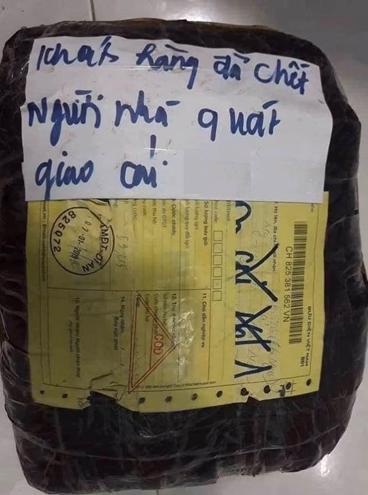 Gói hàng được giao đến tay khách nhưng khách không nhận với lý do không biết nên vui hay nên buồn.