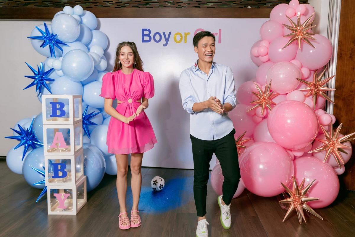 Mẫu Tây Dianka Zakhidova và thủ môn Bùi Tiến Dũng vừa qua nhận được những lời chúc phúc khi cả hai thông báo tin vui sắp lên chức làm cha mẹ.