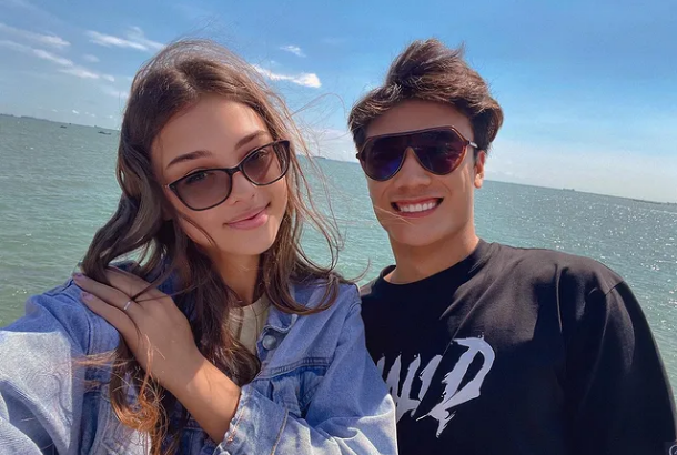 Bạn bè, cư dân mạng cùng chung nhận xét: “Mẹ bầu này xinh quá trời”, “Siêu cute”, “Mẹ bầu thật quyến rũ”…