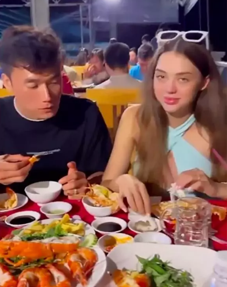 Ngoài việc để vợ nghe nhạc, giúp thai nhi phát triển khỏe mạnh hơn, anh còn liên tục đưa vợ đi ăn những món bổ dưỡng.