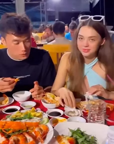 Ngoài việc để vợ nghe nhạc, giúp thai nhi phát triển khỏe mạnh hơn, anh còn liên tục đưa vợ đi ăn những món bổ dưỡng.