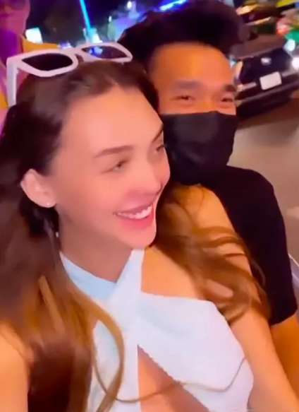 Trong thời kỳ đang mang thai, vợ Bùi Tiến Dũng được ông xã cưng chiều hết mực, thủ thành gốc Thanh Hóa thể hiện sự quan tâm đến vợ khiến ai nhìn cũng ghen tị.