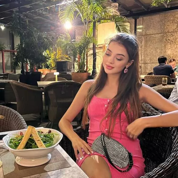 Dù đang mang thai nhưng nàng mẫu ngoại quốc luôn xuất hiện với nhan sắc rạng rỡ, xinh đẹp.