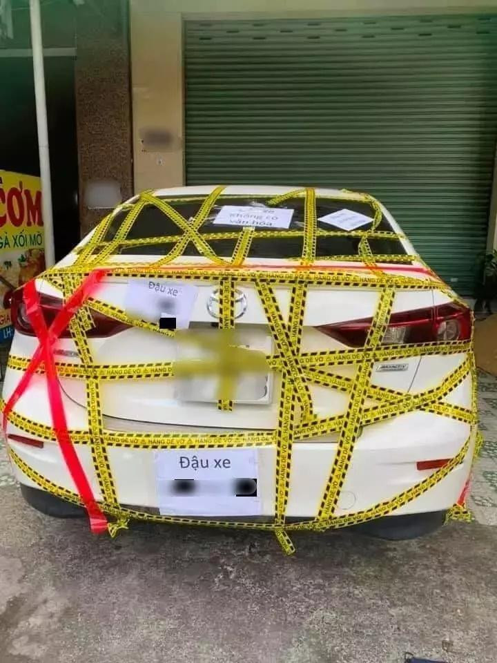 Chiếc xe này bị "niêm phong" bởi băng dính chằng chịt chỉ vì đỗ sai quy định.