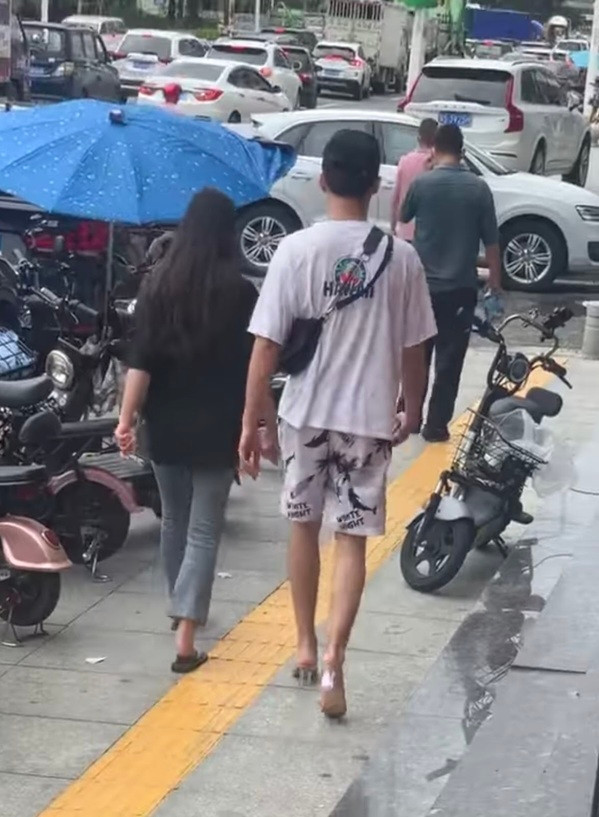 Anh người yêu tâm lý, chiều bạn gái đã sẵn sàng đổi dép của mình cho đối phương, còn bản thân thì tự tin sải bước với đôi giày cao gót khó nhằn như một người mẫu chuyên nghiệp.