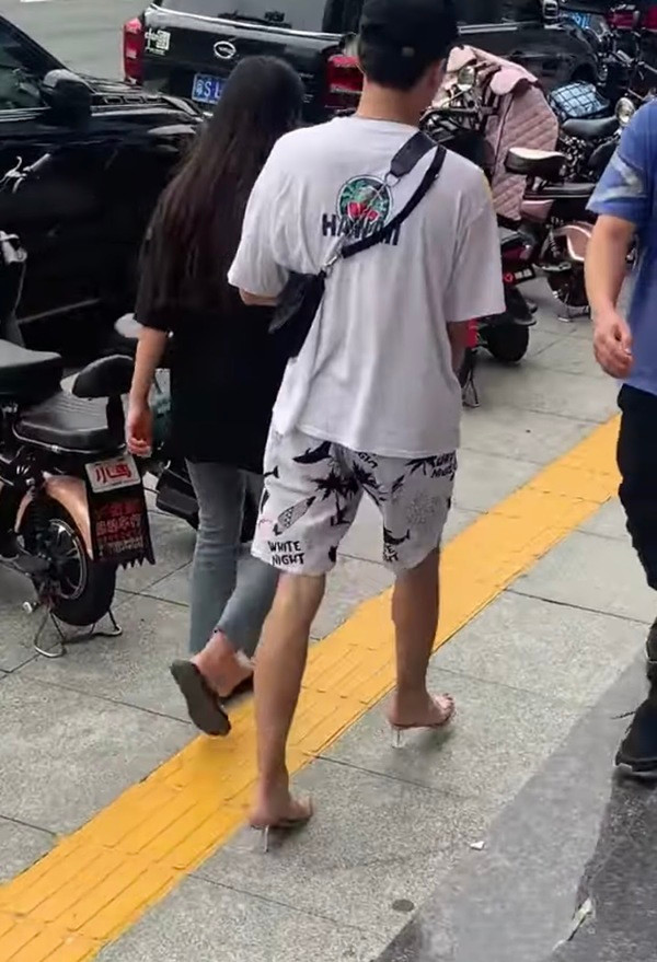 Đặc biệt hơn, đôi chân thon gọn cùng cách sải bước chuyên nghiệp trên đôi giày cao gót của anh chàng này cũng khiến không ít người phải trầm trồ.