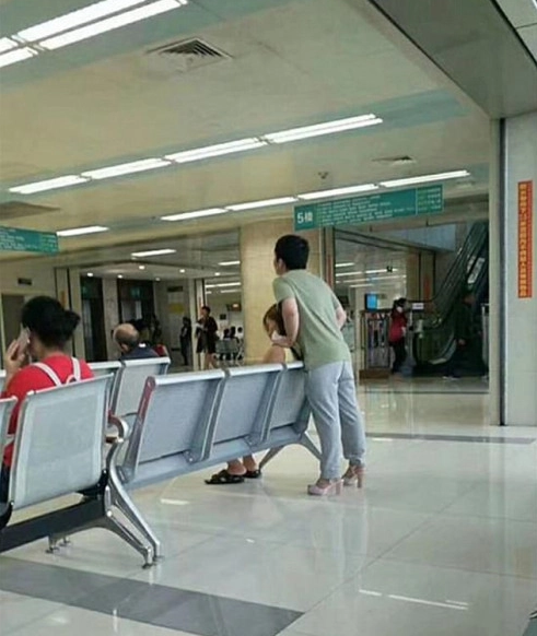 Hình ảnh chàng trai tình nguyện đi guốc thay người yêu từng gây sốt cộng đồng mạng Trung Quốc.