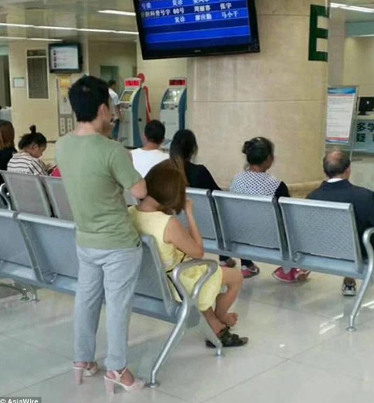 Không ngại đôi giày có thể làm mình đau chân hay những con mắt dèm pha, anh chàng vẫn tự tin diện đôi guốc thay bạn gái. Ảnh: Tổng hợp