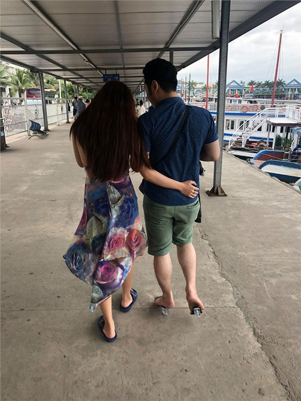 Một số bạn nữ còn xuýt xoa vì sự ân cần, chu đáo của chàng trai, họ cũng không quên nhắc nhở anh chàng nên đi chậm rãi kẻo đau chân và dễ làm hỏng guốc. Ảnh: Nguyễn Đức Lương