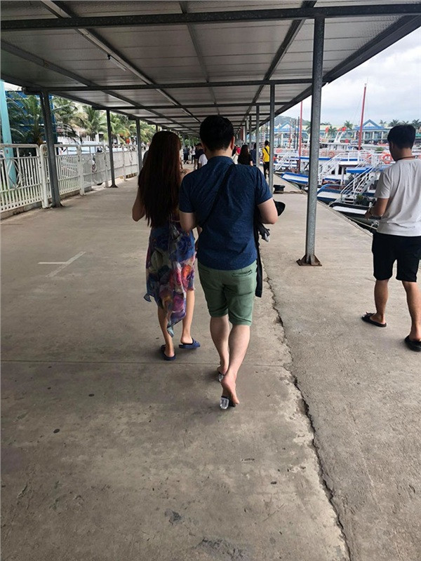 Trước đó một chàng trai khác đã làm không ít cánh chị em ghen tị khi đổi đôi dép lê của mình lấy đôi guốc của bạn gái để cô đỡ đau chân. Ảnh: Nguyễn Đức Lương