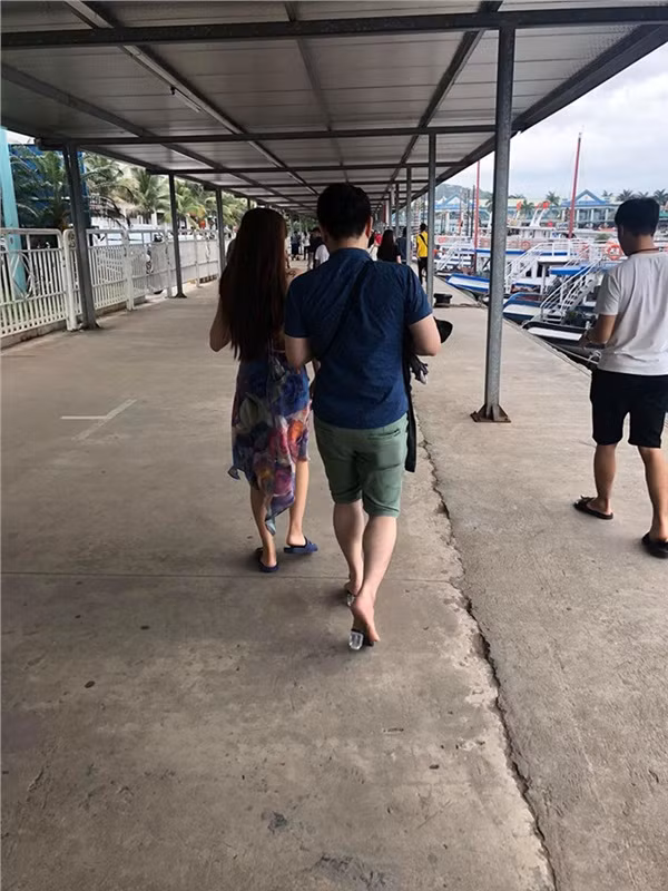 Trước đó một chàng trai khác đã làm không ít cánh chị em ghen tị khi đổi đôi dép lê của mình lấy đôi guốc của bạn gái để cô đỡ đau chân. Ảnh: Nguyễn Đức Lương