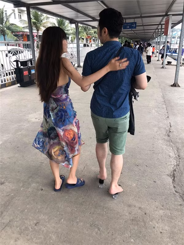 Chàng trai không ngại đổi dép, sau đó đi đôi guốc khá nhỏ và cao của bạn gái từng khiến nhiều người trầm trồ. Ảnh: Nguyễn Đức Lương