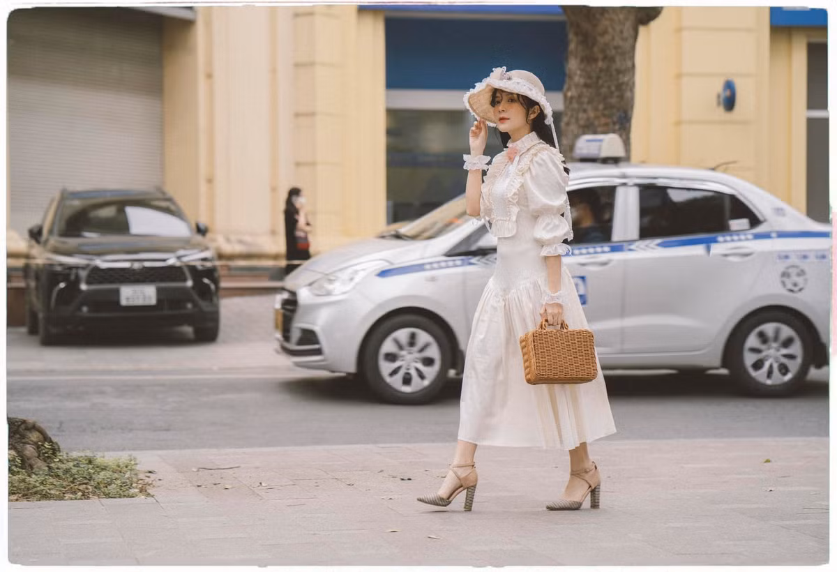 Sở hữu gương mặt xinh xắn, ngây thơ, "hot girl đồng phục" Ngọc Huyền còn là diễn viên quen thuộc với khán giả qua các bộ phim như: "Những ngày không quên", "Mặt nạ gương", "Gara hạnh phúc"...