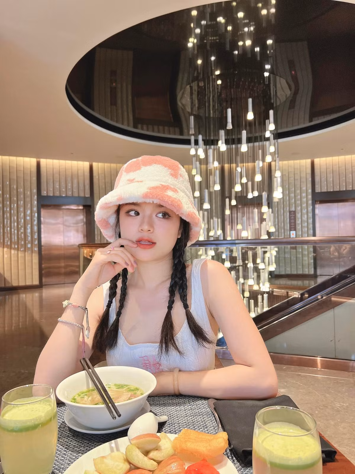 Cô là người dẫn sóng một số chương trình của VTV như "Lắng nghe con yêu", "Bay vào tương lai" trên VTV3, "Ước mơ Việt Nam" trên VTV2,...