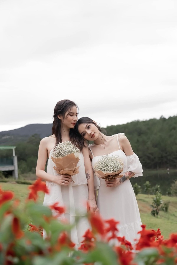 Trong lần sinh nhật của Anh Thư, Minh Minh còn gây sốt khi chuyển hẳn 1 tỷ đồng để chúc mừng bạn gái. Ảnh: Tổng hợp