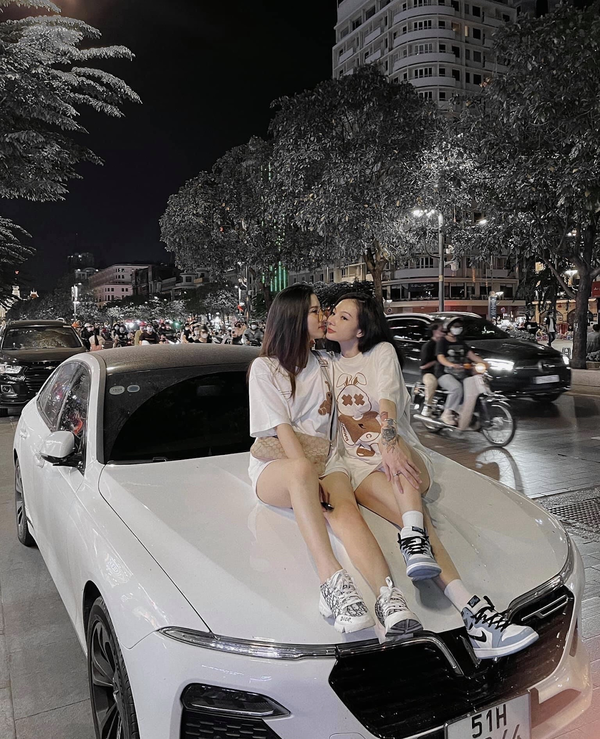 Khoảnh khắc này càng trọn vẹn khi bố mẹ của hai bên đều xuất hiện, chấp thuận cho chuyện tình yêu đồng giới đặc biệt này.