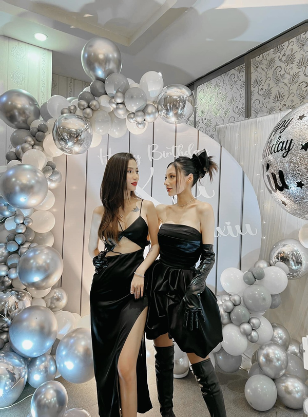 Cặp đôi hot girl đồng tính có tên Minh Minh và Anh Thư bất ngờ được chú ý sau Người Ấy Là Ai mùa 4. Ngoài chia sẻ về chuyện yêu đương, cả 2 còn gây nghẽn sóng khi trao gửi tình cảm ngọt lịm tim đến nửa kia.