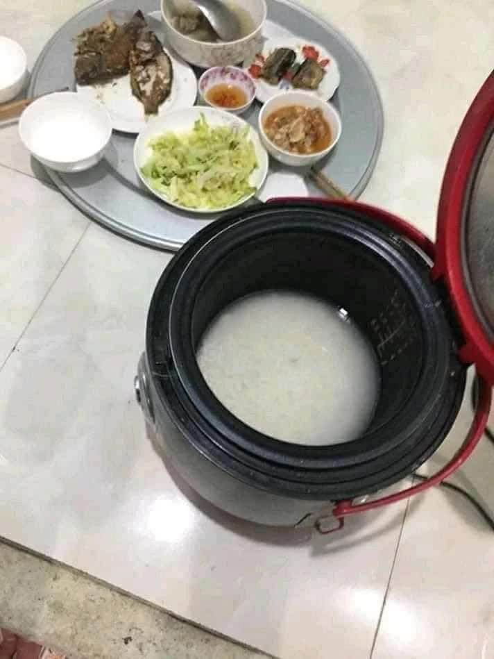 Trên MXH có nhiều tình huống “dở khóc dở cười” xảy ra trong các bữa ăn gia đình chỉ vì “đầu bếp tại gia” không may quên ấn nút khi nấu cơm.