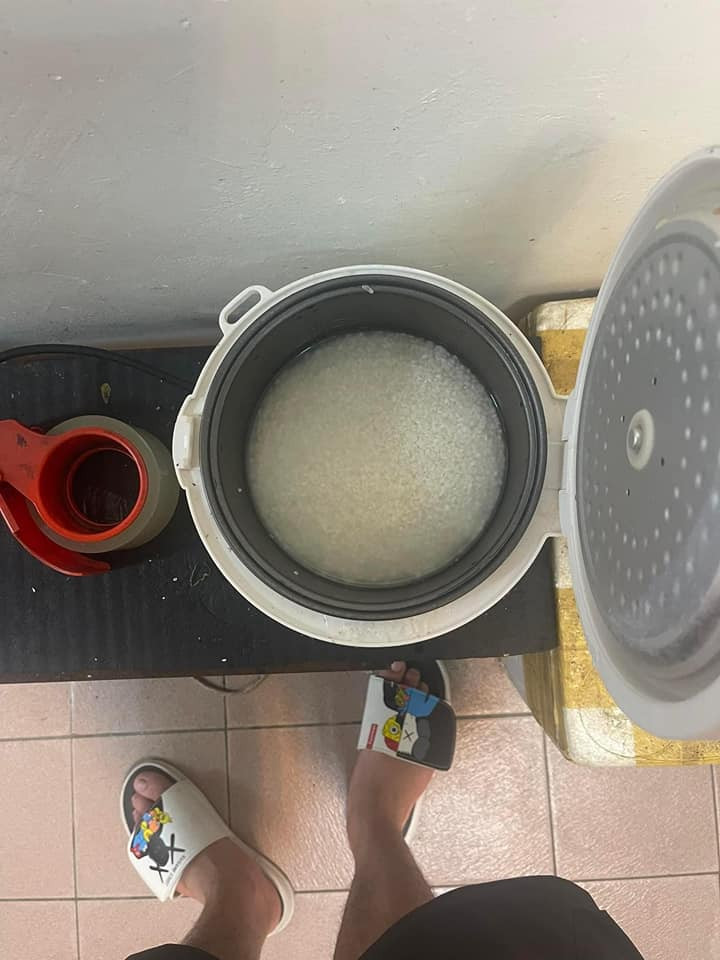 Ngạc nhiên chưa... tưởng mở nắp nồi ra là có đủ cơm ngon canh ngọt, ai dè sắp sửa có bữa cơm chan đầy nước mắt rồi.