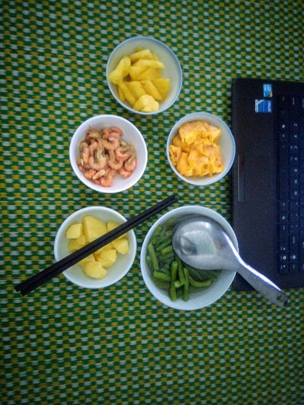 Hình ảnh bữa cơm được dọn lên với đầy đủ các món ăn ngon trông bắt mắt và ngon miệng.