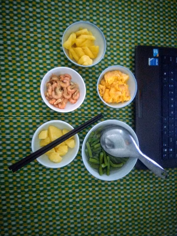 Hình ảnh bữa cơm được dọn lên với đầy đủ các món ăn ngon trông bắt mắt và ngon miệng.