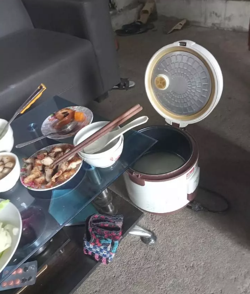 Đồ ăn đã được nấu xong và dọn ra đầy đủ, thế mà bữa cơm vẫn chưa thể bắt đầu chỉ vì thiếu mất "nguyên liệu" cơm.